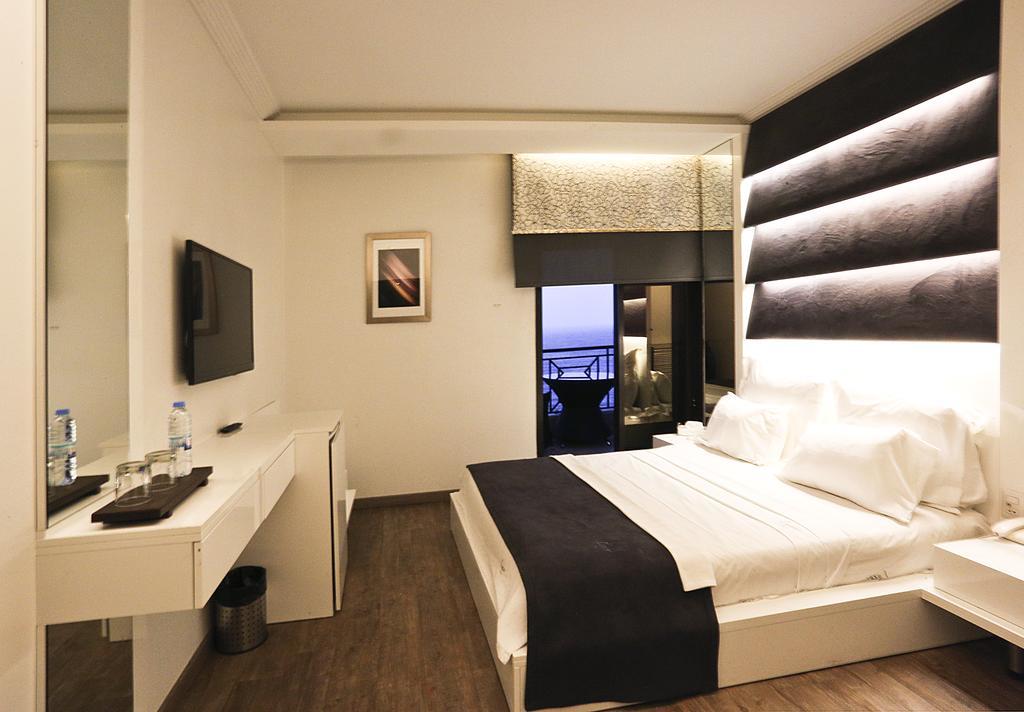 Luxor Hotel Jounieh Buitenkant foto