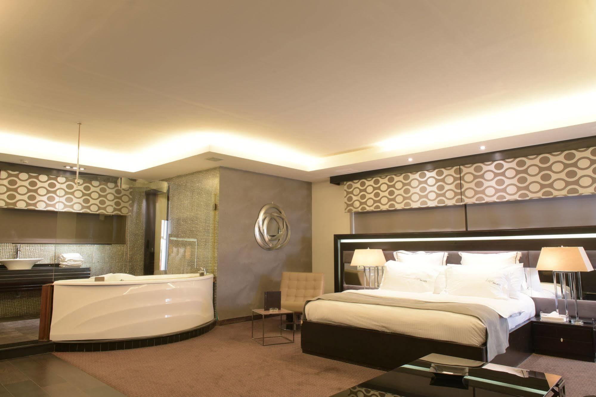 Luxor Hotel Jounieh Buitenkant foto