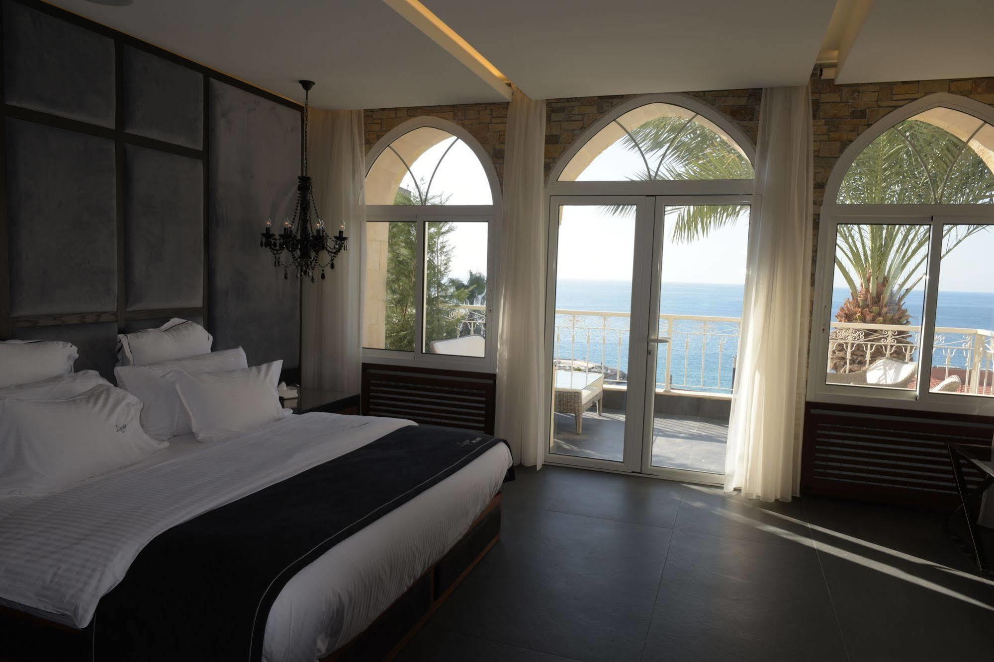 Luxor Hotel Jounieh Buitenkant foto