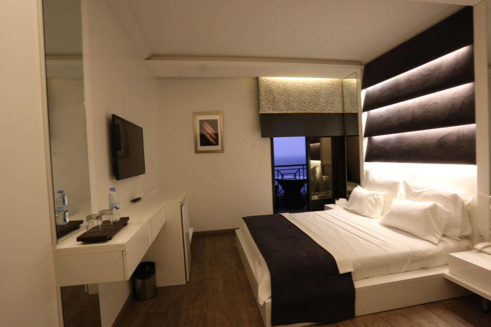 Luxor Hotel Jounieh Buitenkant foto