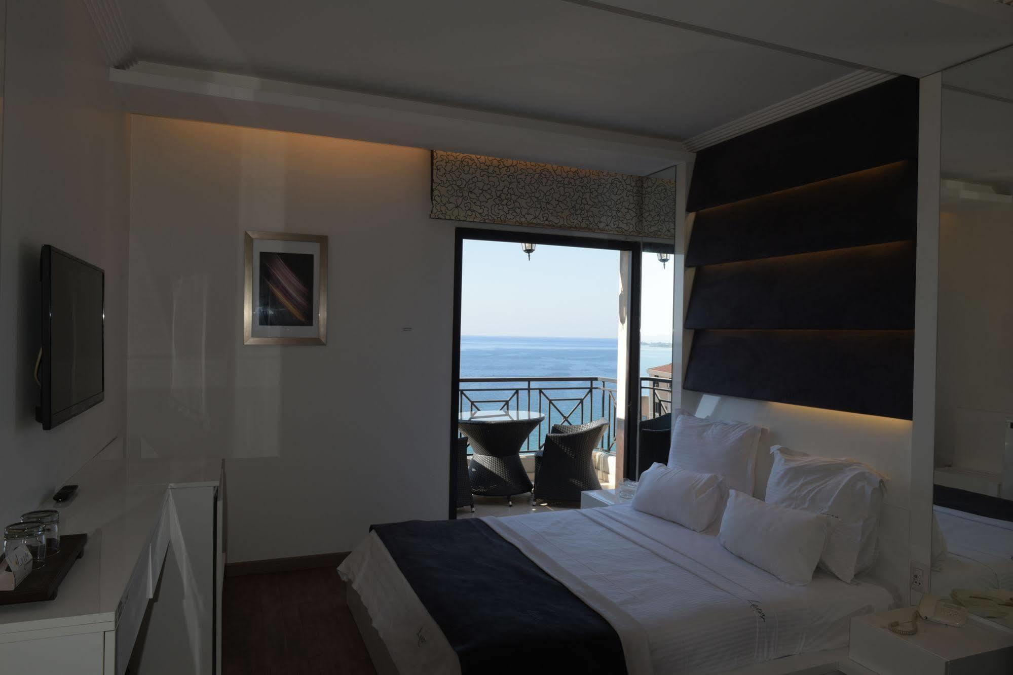 Luxor Hotel Jounieh Buitenkant foto