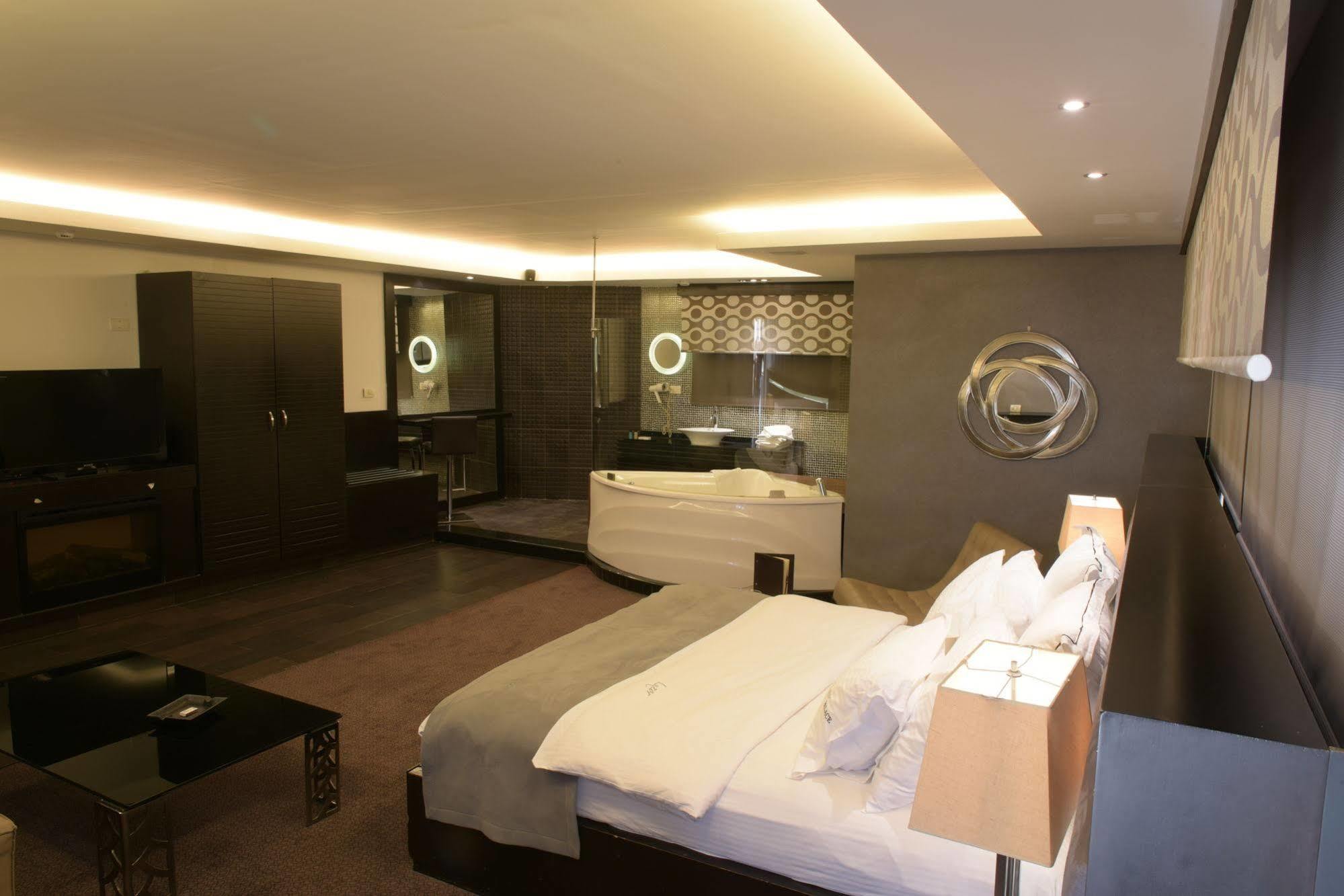 Luxor Hotel Jounieh Buitenkant foto