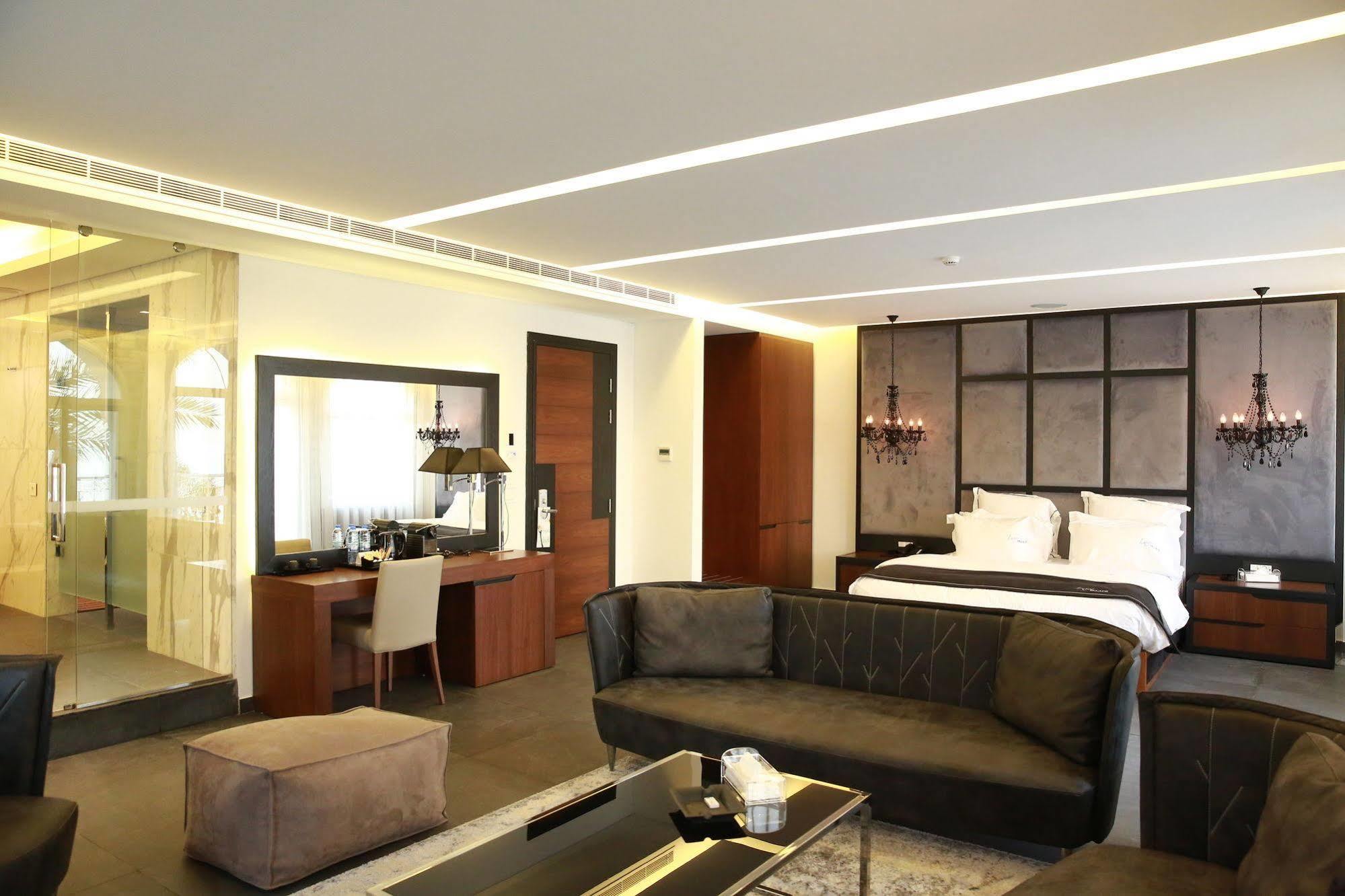 Luxor Hotel Jounieh Buitenkant foto