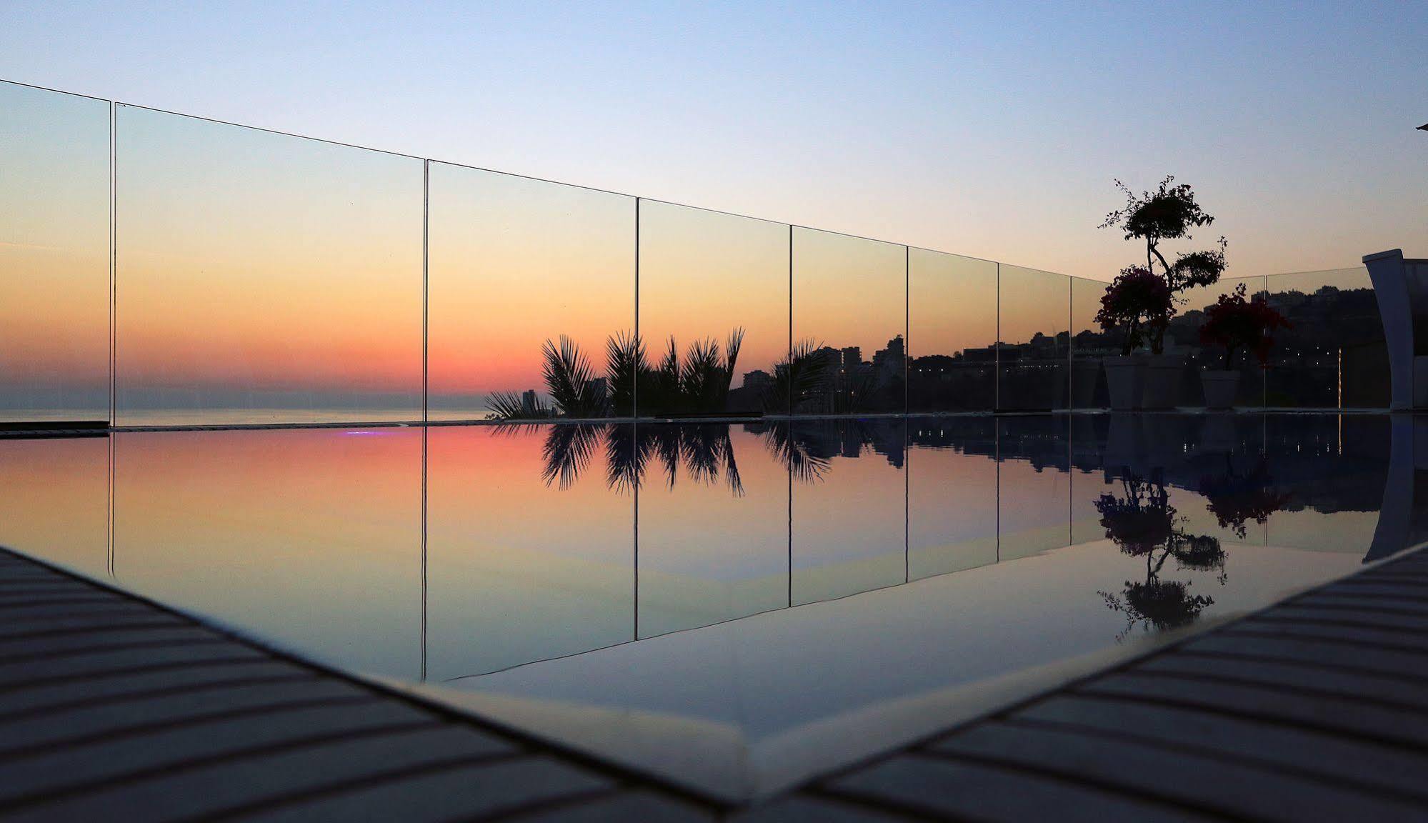 Luxor Hotel Jounieh Buitenkant foto