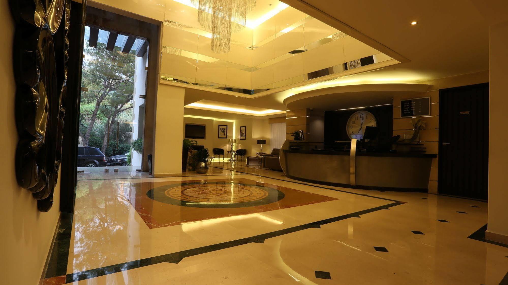 Luxor Hotel Jounieh Buitenkant foto